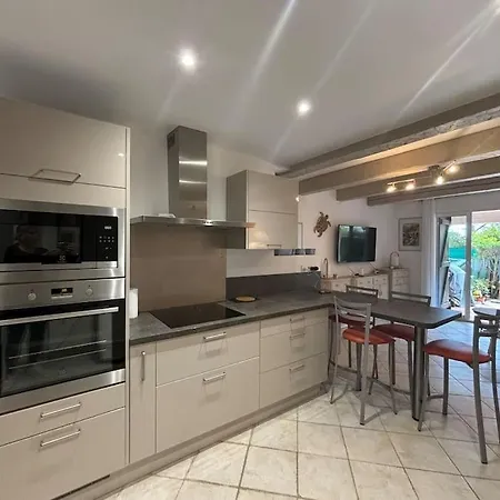 Rez De Jardin & Saint-Raphael (Var)